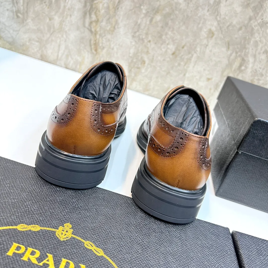 Original order quality: P580 Brand: PRADA (Prada) Standard code: Men's size 38/44 (45 can be customized) Grade: Same style as the official website High-quality men's shoes Material: Original cowhide Water-dyed cowhide lining Rubber outsole Style categories: Men's fashionable formal leather shoes Slip-on men's shoes series Young fashion European and American trends British style Top luxury Color: Actual picture